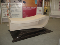 Sitz-/ Liegeobjekt aus weiß-grauem Sandstein (Hahnbruch) C60 geschliffen/ frei vom Hieb. Maße: 2,00x60x60 (Meisterstück 2009)