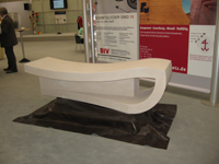 Sitz-/ Liegeobjekt aus weiß-grauem Sandstein (Hahnbruch) C60 geschliffen/ frei vom Hieb. Maße: 2,00x60x60 (Meisterstück 2009)