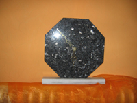 Steinuhr aus BLUE PEARL (Syenit-Larvikit) mit Sockel aus CARRARA MARMOR.