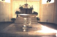 Freistehender Altar mit Blockstufen und diagonal verlegtem Bodenbelag
Krensheimer Muschelkalk