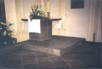 Seitenaltar mit Blockstufen und diagonal verlegtem Bodenbelag
Krensheimer Muschelkalk