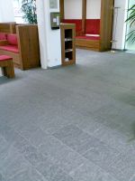 Bodenbelag in einem Amtsgebude Theumaer Fruchtschiefer als Bahnenbelag Oberflche spaltrauh