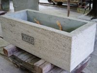 Brunnentrog aus massivem Krensheimer Muschelkalk Kernstein Oberflche gestockt