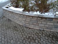 Halbrunde Betonmauer verkleidet mit
Krensheimer Muschelkalk Kernstein
Bossenstein Verblendern
Abdeckplatten 4 cm stark