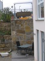 Polygonale Krustenplatten aus Krensheimer-Muschelkalk Kernstein als Verkleidung einer Sttzmauer