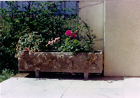 Pflanztrog aus Krustenplatten aus frostbestndigen Krensheimer Muschelkalk - Kernstein, mit 2 unterlegten Bossensteinen als Fsse und 6 Wasserablauflchern