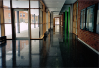 ca. 1300qm Bodenbelge aus schwarz-weiem Betonwerkstein grundgereinigt und versiegelt, sowie 120 Stufen.