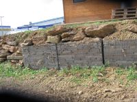 Steinkrbe (Gabionen) mit integrierten Trockenpflanzen