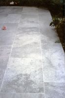 Terrassenplatten in Bahnen 20 - 40 cm breit gesgt und abgerieben aus Krensheimer Muschelkalk Kernstein