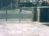 Torpfeiler aus aufgemauerten Krensheimer Muschelkalk Kernstein Bossensteinen mit integrierter Mllbox