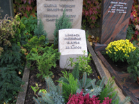 Urnengrabstein passend zu vorhandenen 46 Jahre alten Grabstein. Material: Krensheimer Muschelkalk - Kernstein, Oberflche scharriert, gewlbt und mit Stichbogen bearbeitet. Buchstaben: Alu antik